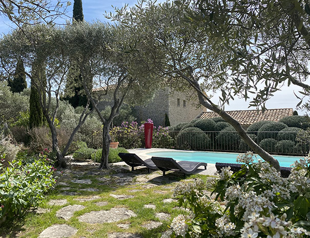 piscine-jardin-chambre-hotes-gordes-vaucluse-84-mas-beaume